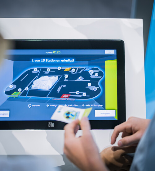 Personen bei der Bedienung des KLIMA Quiz Terminals.