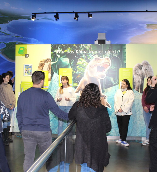 Gruppe bei Führung durch die interaktive Ausstellung der KLIMA ARENA.