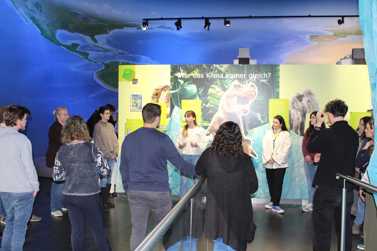 Gruppe bei Führung durch die interaktive Ausstellung der KLIMA ARENA.