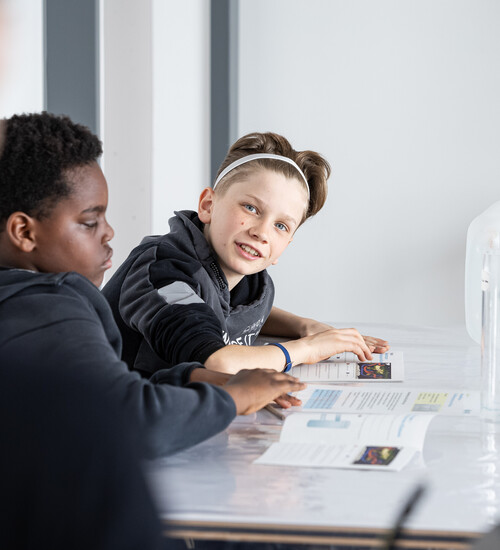 Schüler beim Experiment im Workshop.
