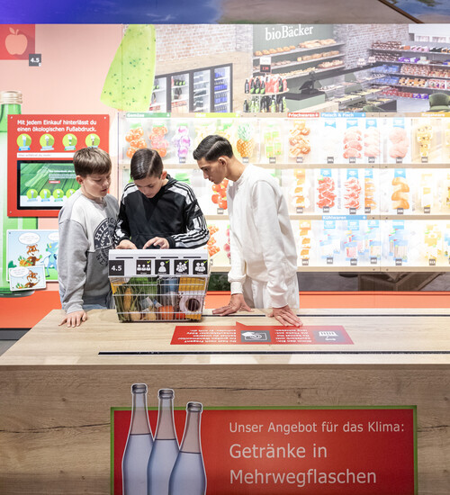 Schüler erkunden die Ausstellung der KLIMA ARENA bei einer Rallye.