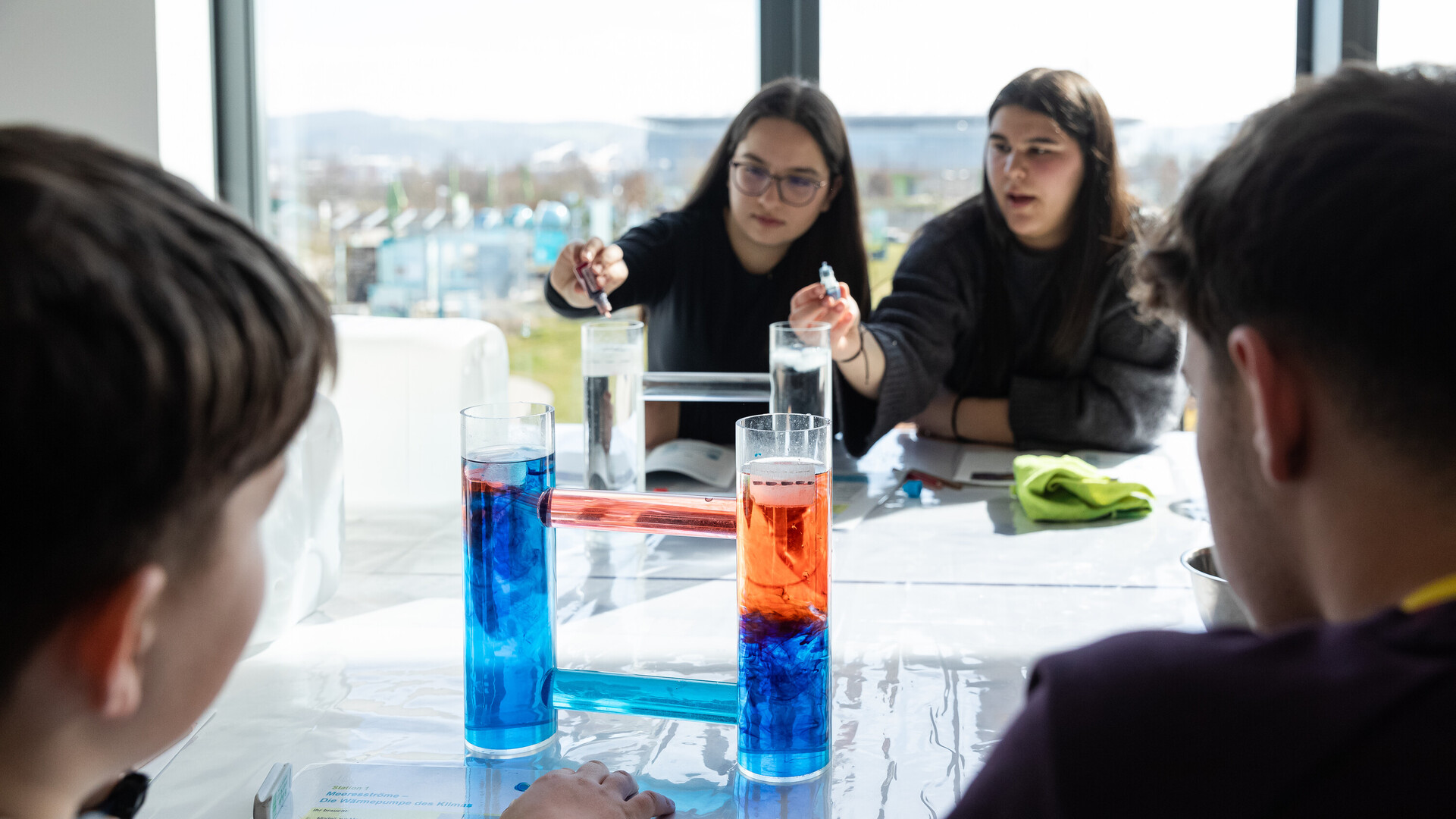 Schülergruppe führt Experiment zu Meeresströmungen durch.