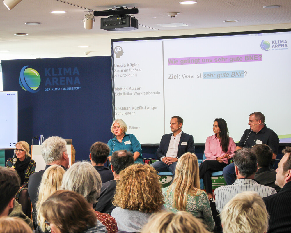 Lehrkräfte aus Partnerschulen bei Podiumsdisskussion.