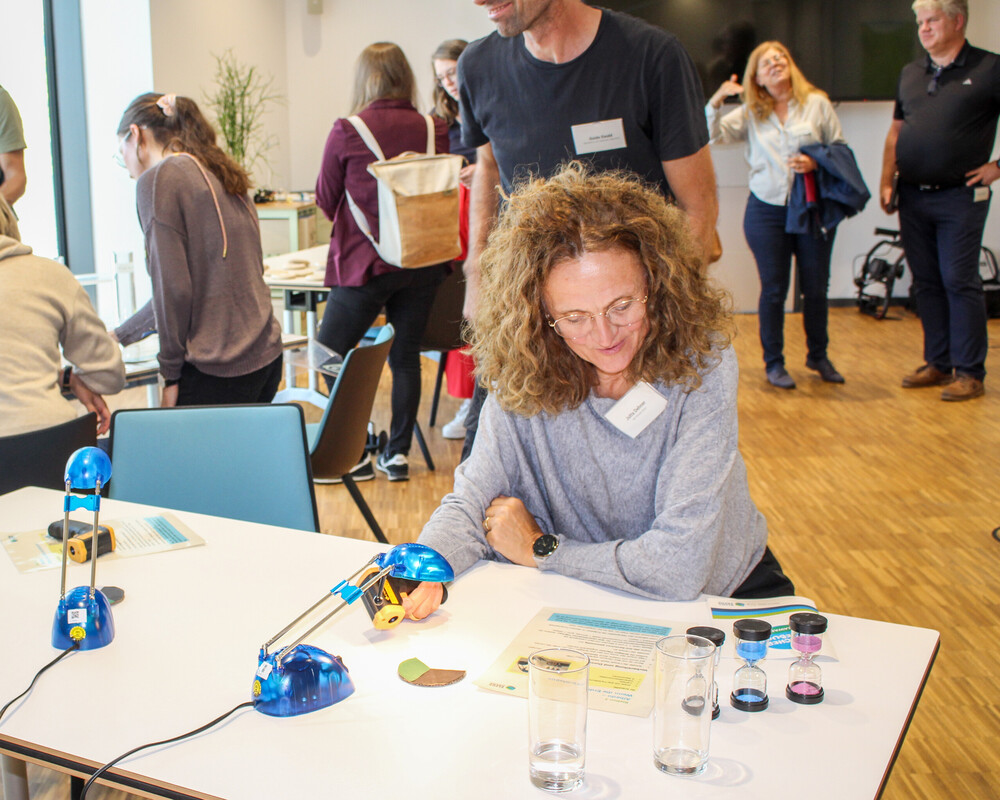 Lehrerin bei Durchführung eines Experiments aus dem Workshop Zirkeltraining Klimawandel.