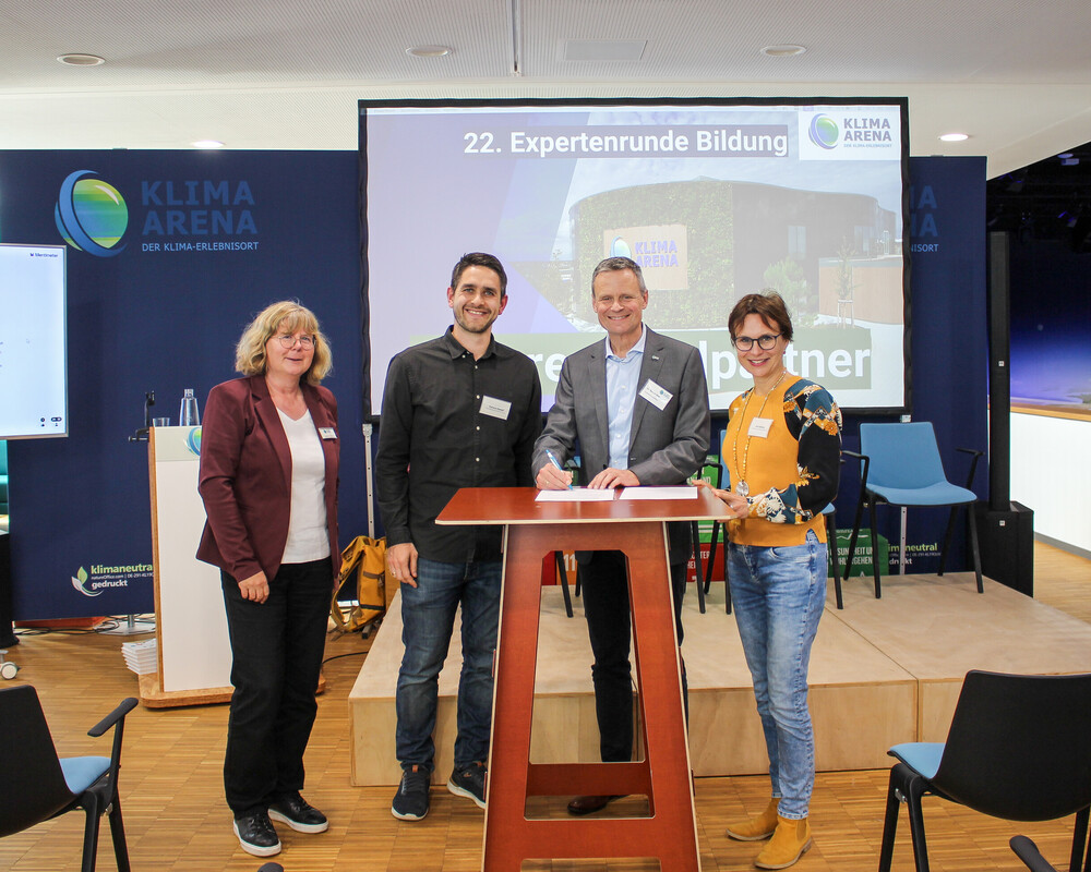 Der Vorstand der Klimastiftung für Bürger und eine Partnerschule bei Unterzeichnung der Kooperationsvereinbarung.