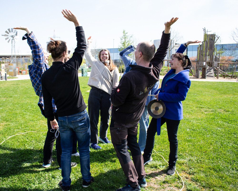 Jubelende Kolleginnen auf einer Wiese