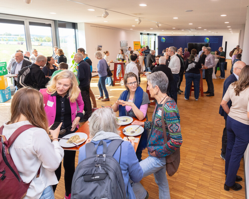 Menschen auf der Eventfläche der Klima Arena