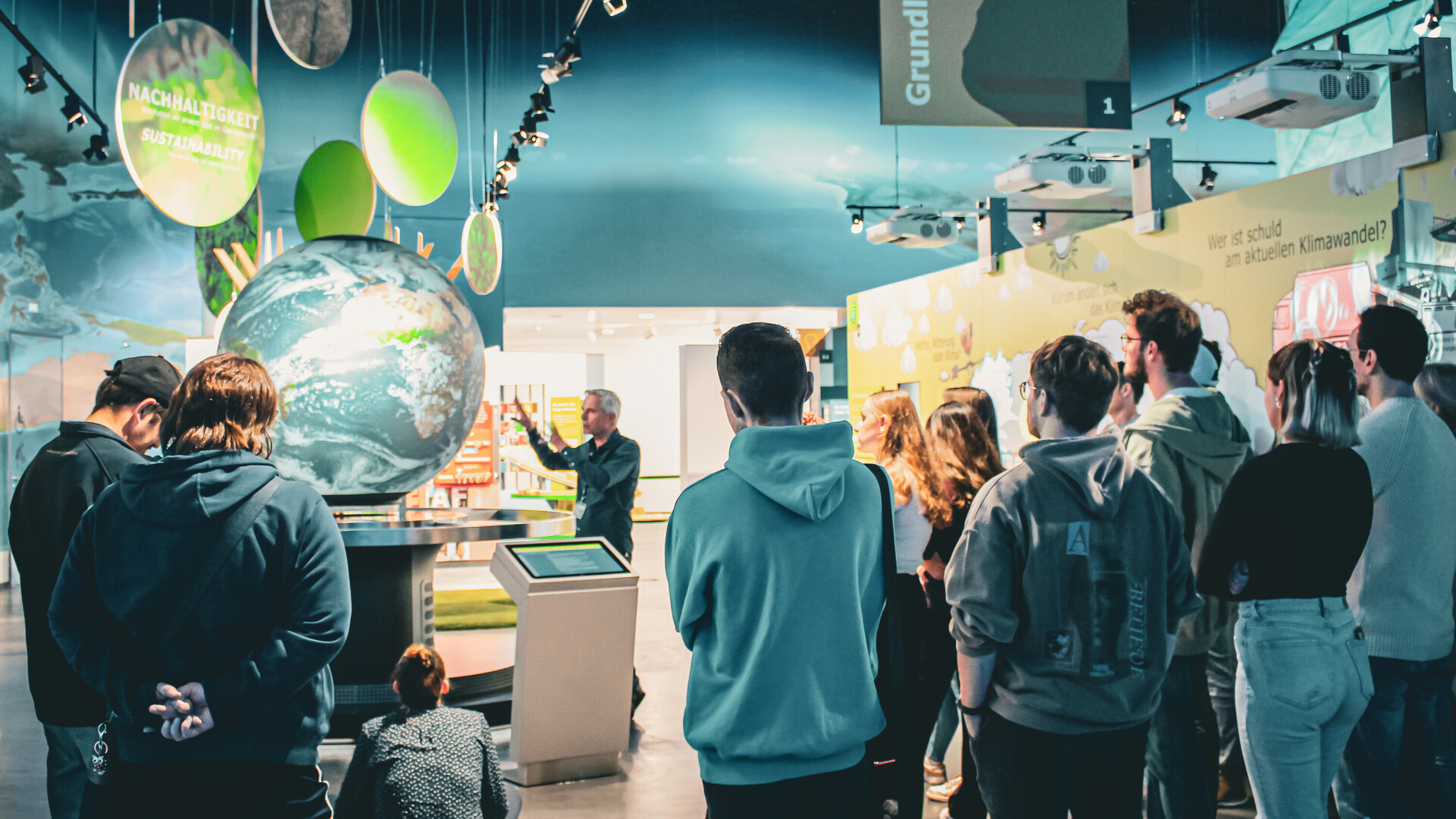 Gruppenführung am Globus-Exponat in der KLIMA ARENA