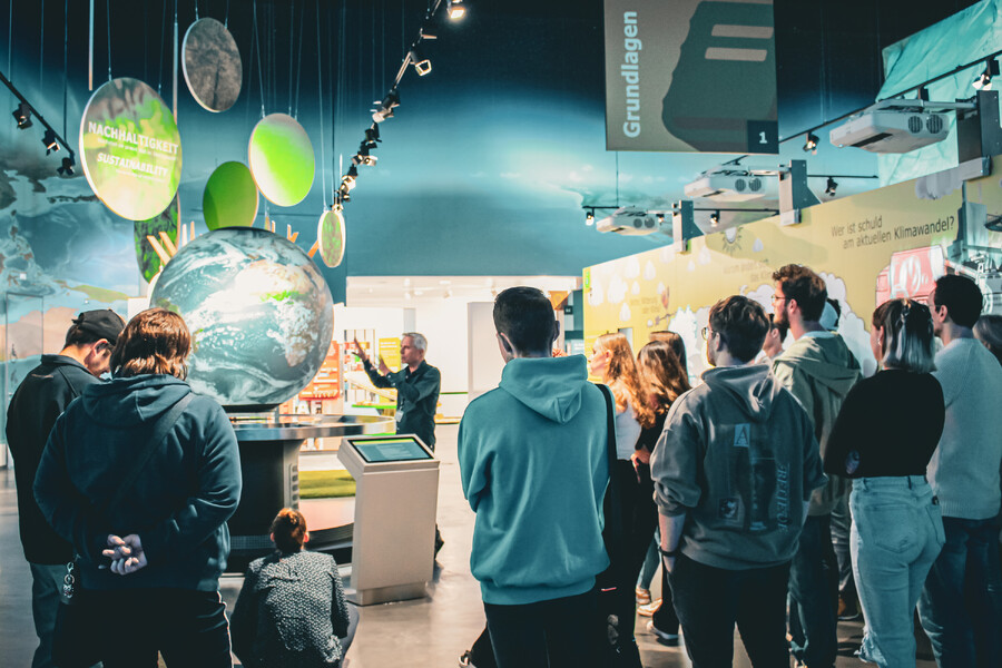 Gruppenführung am Globus-Exponat in der KLIMA ARENA