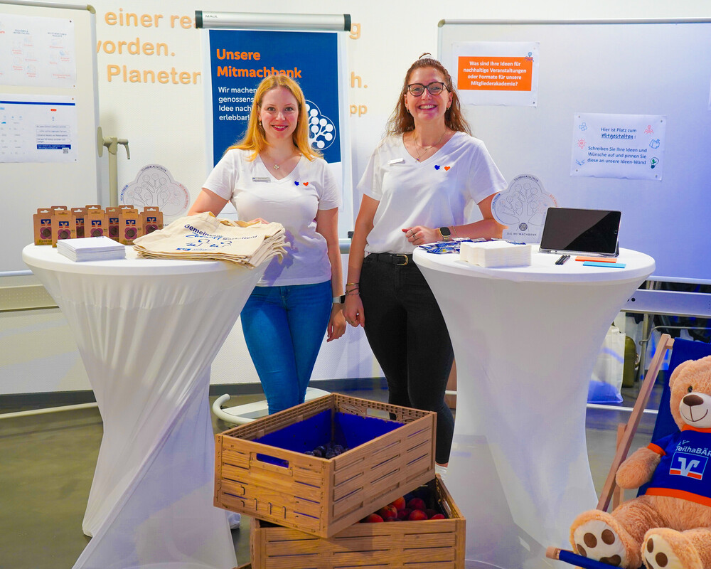 Zwei Mitarbeiterinnen der Volksbank Kraichgau