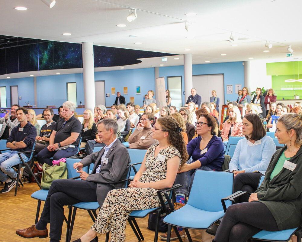Blick auf die Stuhlreihen mit den Gästen einer Veranstaltung